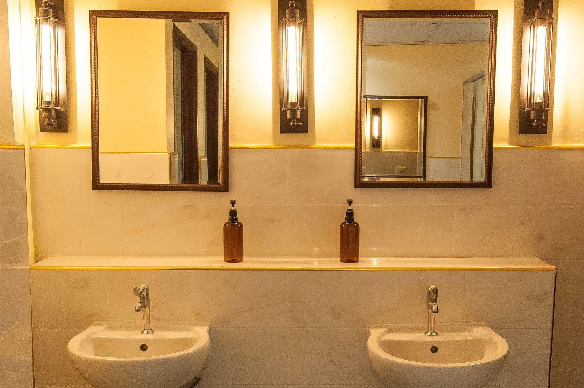 The Motley House Hostel Bangkok Bagian luar foto